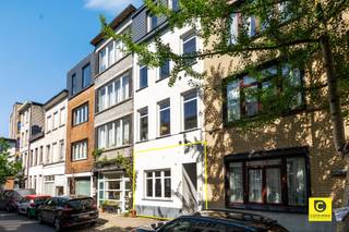 <p><span>Prachtig gerenoveerd gelijkvloers met 1 slaapkamer en cosy stadstuin!<br /></span><span>Met veel toewijding werd dit appartement kwalitatief en smaakvol gerenoveerd. Omwille van deze toplocatie in een feeërieke straat te Oud-Berchem, op een boogscheut van het Villegaspark, het Groen Kwartier en de voetgangersbrug naar Wolvenberg en het Brilschanspark, geniet je niet enkel van de nabijheid van het bruisende stadsleven, maar ook van enkele groene oases van rust in de directe omgeving. Winkels, parken, scholen, horeca en sportfaciliteiten vindt u op wandelafstand en ook de bereikbaarheid is uitstekend met belangrijke invalswegen, station, tram- en bushaltes vlakbij. Mis deze mooie kans zeker niet!</span></p><p><span> </span></p><p><span>Dit trendy appartement kent volgende indeling:</span><span><br /><br /></span><span>Inkom-/nachhal, slaapkamer, badkamer &amp; wasruimte:</span></p><p><span>In de inkomhal met videofoon vestigen de inbouwspots de aandacht op de strakke en onderhoudsvriendelijke tegelvloer met industriële betonlook, dewelke werd doorgelegd in heel het appartement. De ruime slaapkamer (ca. 14 m²) is voorzien van lamellen, TV- &amp; UTP aansluiting en een grote ingemaakte kastenwand. De rustieke badkamer omvat een bad/douche combinatie, een strak wasmeubel, een handdoekradiator alsook mechanische ventilatie. De praktische wasruimte is geheel apart en beidt veel extra opbergruimte, ideaal voor het kuisgerief.<br /><br /></span><span>Leefruimte &amp; keuken:<br /></span><span>In de leefruimte kan je in alle privacy gezellig vertoeven met zicht op de leuke stadstuin. De woonkamer vormt een harmonieus geheel met de open keuken, perfect voor wie graag achter het fornuis zonder iets te moeten missen van het gezelschap. De moderne keuken biedt veel werk- en opbergruimte en is voorzien van kwalitatieve toestellen (inductievuur, oven, dampkap, vaatwasser, koelkast en vriezer). Bovendien is de keuken dermate ruim dat er makkelijk een eetkamertafel kan staan.<br /><br /></span><span>Stadstuin, fietsberging &amp; kelder:<br /></span><span>Via de woonkamer verkrijgt u toegang tot de charmante stadstuin. De ideale plek voor uw kopje koffie en ontbijt in de ochtend, een sprankelend aperitief na thuiskomst van een drukke dag of een gezellig BBQ met familie en vrienden. Het onderhoud beperkt zich met dank aan het kunstgras tot een absoluut minimum. Daar de tuin geheel omheind is, leent deze zich ook perfect voor alle dierenliefhebbers. De gemeenschappelijke fietsberging is inpandig, een ware luxe om u stalen ros veilig en droog te kunnen stallen. De handige kelder is inbegrepen.</span></p><p><span><br /></span><span>Extra troeven:</span></p><p><span>- Mobiscore 9,7/10</span></p><p><span>- Instapklaar</span></p><p><span>- 80m² (cfr. EPC)</span></p><p><span>- EPC B</span></p><p><span>- Gevelisolatie<br />- HR beglazing 2019</span></p><p><span>- Elektriciteit conform</span></p><p><span>- Asbestveilig</span></p><p><span>- Individuele meters (geen maandelijkse lasten)</span></p><p><span>- Stadstuin</span></p><p><span>- Kelder</span></p><p><span>- Fietsberging</span></p><p><span> </span></p>