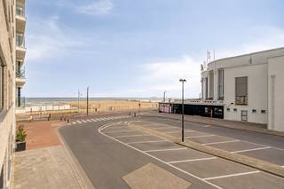 Aan het casino van Knokke vinden we dit appartement met zijdelings zeezicht op de eerste verdieping van de residentie Louise II. Dit appartement met één slaapkamer, badkamer en lichtrijke leefruimte biedt u de uitzonderlijke kans om uw droomverblijf te creëren op een absolute toplocatie. Dankzij de unieke ligging geniet u hier van zijdelings zeezicht, direct aan het Albertstrand.<br /><br />Het pand beschikt over een oppervlakte van 69m² en is volledig naar eigen smaak in te richten. De uitstekende bereikbaarheid en de uiterst centrale ligging in Knokke-Heist maken dit de ideale uitvalsbasis voor zowel een tweede verblijf, vaste bewoning of investering. Op wandelafstand bent u meteen in het centrum van Knokke, openbaar vervoer, strandbars en het casino. Tevens is er een privatieve kelderberging bij het appartement. <br /><br />Indeling:<br />- inkomhal met gastentoilet en bergruimte<br />- lichtrijke leefruimte<br />- keuken<br />- volwaardige en ruime slaapkamer<br />- badkamer met douche, lavabo en was- en droogkast aansluiting<br /><br />Dit appartement in Knokke-Heist combineert een toplocatie met veel potentieel. Wenst u graag meer informatie of een bezoek? Neem gerust contact op met onze vastgoedexpert Arne Reubens via +32 472 186 304 of Arne.Reubens@dewaele.com<br /><br />Bestuursmaatregelen in het maatregelenregister: nee