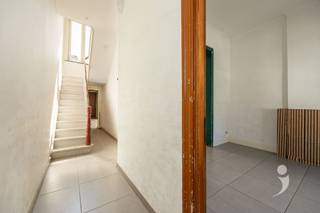 <p><span>Een projectje met veel troeven op een toplocatie!</span></p><p><span>Deze te renoveren woning met karaktervolle gevel bied heel wat troeven.</span></p><p><span>De woning beschikt over behoorlijk wat ruimte, met oa. 4 slaapkamers. Daarnaast loopt de zonnige tuin tot in de Sergeysstraat, deze is bereikbaar met fietsen en wagen (garage).</span></p><p><span>De ligging is zowaar de grootste troef, vlak in het centrum van Herent, vlak aan het station en op slechts 6 minuten fietsen van Leuven.</span></p><p><span> </span></p><p><span>Deze woning is op zoek naar een handige harry die niet vies is van een projectje, maar die het potentieel van deze mooie woning ziet.</span></p><p><span> </span></p><p><span>Interesse? Contacteer ons via <span>info@immolivit.be</span></span><span> of 016 15 31 15.</span></p>