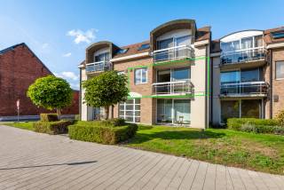 Dit appartement is gelegen op de eerste verdieping op een toplocatie nabij centrum & station Lier.<br /><br />De inkomhal geeft uit op de ruime, lichtrijke woonkamer met volledig geïnstalleerde keuken.<br />De twee ruime slaapkamers (12m² & 10,5m²) bevinden zich aan de achterzijde van het appartement.<br /><br />Verder is er nog een apart toilet alsook een badkamer voorzien van een ligbad met douchesproeier en een dubbele lavabo in een badkamermeubel.<br /><br />Tot slot is er een bovengrondse garagebox achteraan, met een oprit links van het gebouw, verplicht bij aan te kopen aan €25.000.<br /><br />Pluspunten: <br />- Ruime en lichtrijke leefruimte van ca. 35 m² <br />- Garagebox (€25.000)<br />- Aangenaam zuid-gericht terras<br />- Rustige ligging nabij alle voorzieningen <br />- Vlotte verbinding naar belangrijke invalswegen <br /><br />Voor meer informatie of een bezichtiging kunt u contact opnemen via 03 337 50 70 of info@vbvastgoed.be.