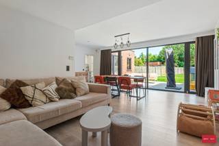 Te koop – Ruime energiezuinige woning met praktijkruimte en zonnige stadstuin

Op zoek naar een ruime woning met tal van mogelijkheden? Dan is deze energiezuinige gezinswoning in de Korte Vianestraat 47 beslist een bezoek waard.

De woning beschikt momenteel over vier volwaardige slaapkamers, met bovendien een ruime zolder die nog tal van mogelijkheden biedt voor het creëren van extra slaapkamers, een hobbyruimte of een thuiskantoor. Dankzij de royale bewoonbare oppervlakte geniet u overal van aangename, lichtrijke ruimtes.

Een absolute meerwaarde is de commerciële ruimte op het gelijkvloers, die momenteel ingericht is als kapsalon. Ideaal voor wie een vrij beroep of zelfstandige activiteit aan huis wil combineren met comfortabel wonen. Uiteraard kan deze ruimte ook perfect een andere invulling krijgen, zoals bureau, praktijk of speelkamer.

Achteraan bevindt zich een aangename en ruime stadstuin, waar u in alle rust en met de nodige privacy kunt genieten van het buitenleven.

Troeven van deze woning:
Ruime gezinswoning met 4 slaapkamers,
Mogelijkheid om extra kamers te creëren op de zolder,
Praktijk- of handelsruimte op het gelijkvloers (momenteel kapsalon),
Ideaal voor een beroep aan huis,
Gezellige en private stadstuin,
Grote, lichtrijke leefruimtes,
EPC-score B: energiezuinig wonen,
Elektrische installatie conform de huidige regelgeving,

Deze veelzijdige woning combineert ruimte, comfort en functionaliteit op een uitstekende manier en is de ideale opportuniteit voor grote gezinnen, zelfstandigen of wie wonen en werken wil combineren.

Interesse? Contacteer ons vandaag nog voor een bezoek en ontdek zelf de vele mogelijkheden die deze woning te bieden heeft.