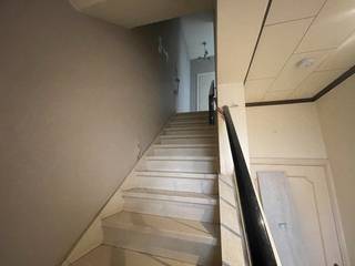 Deze volledig te renoveren woning, gelegen op Manitobalaan 20 in Gistel, biedt veel potentieel.Indeling:Gelijkvloers: inkomhal met trap, ruime...