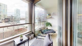 <p>Recent hoofwaardig afgewerkt appartement met ZW terras, gelegen te midden het gezellige Eilandje op wandelafstand van het MAS. <br /><br />Indeling: <br />Ruime inkomhal met separaat toilet. Vanuit de hal heeft u toegang tot de uiterst lichte en zonnige leefruimte. De grote raampartijen, de positionering in het gebouw en de oriëntatie (zuid + west) zorgen voor een zee van licht in het appartement. <br />Volledig ingerichte keuken voorzien van inductievuur, vaatwasser, koelkast, vriezer en combi-oven. Toegang tot ruim zuidgericht terras vanuit de leefruimte. <br /><br />Vanuit de hal bereikt u de ruime master slaapkamer, rustig gelegen aan de achterkant. Hal naar tweede slaapkamer. <br />Ingerichte badkamer voorzien van inloopdouche, dubbele wastafel en tweede toilet. Grote berging met aansluiting voor wasmachine en droogkast. <br /><br />Bijzonderheden:<br />- Hoogwaardig afgewerkt en voorzien van de beste materialen<br />- Raamdecoratie en verlichting aanwezig <br />- Kleerkast in de tweede slaapkamer, TV meubel en planken in de leefruimte blijven<br />- Vloerverwarming en koeling<br />- Zonnewering<br /><br /></p>