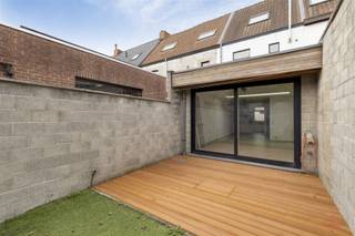 <p><span>Deze instapklare en goed onderhouden woning – gelegen in de Ghesquierestraat 42 te Deinze – biedt een praktisch ingedeelde leefruimte met aangename lichtinval. De woning bevindt zich op een goede locatie met vlotte bereikbaarheid en is gesitueerd in het stadscentrum nabij winkels en scholen.</span></p><p><span>Troeven:</span><span><br />- Volledig opnieuw geschilderd<br />- Leuk terras<br />- Netjes onderhouden en direct beschikbaar<br />- Berging en wasruimte voorzien<br />- Drie volwaardige slaapkamers<br />- Rustige ligging met goede bereikbaarheid</span></p><p><span>Indeling</span><span><br />- Inkomhal – apart toilet – leefruimte met open, ingerichte keuken – berging – terras en tuin.<br />- Eerste verdieping: wasruimte – slaapkamer – badkamer.<br />- Tweede verdieping: twee slaapkamers.</span></p><p><span>Deze woning is ideaal voor wie op zoek is naar comfort, praktische ruimtes en een aangename buitenomgeving in Deinze.</span></p><p><span>Huurprijs:</span><span> 1.025 euro per maand<br /></span><span>Huurwaarborg:</span><span> 3 maanden<br /></span><span>Extra kosten:</span><span> aandeel huurder in plaatsbeschrijving<br /></span><span>Beschikbaarheid:</span><span> 01/01/2027</span></p><p><span>Wenst u meer informatie of een bezoek? Contacteer ons op het nummer 09 227 08 90 of via yana@heritagevastgoed.be</span></p><p><span> </span></p>