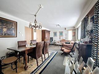 La disposition est la suivante :- Grand espace de vie avec un salon et une salle à manger confortables avec accès à la cuisine bien équipée.-...