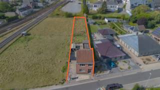 EERSTE BEZOEKDAG ZONDAG 27/09 VAN 10U - 13U (ENKEL OP AFSPRAAK!!)<br /><br />BURST - Halfopen bebouwing met grote tuin<br /><br />Deze stevige, rustig gelegen woning is gelegen nabij het centrum van Burst.<br />Op wandelafstand bevinden zich scholen, het station, openbaar vervoer en buurtwinkels.<br />De E40 bevindt zich op 5 minuten rijden.<br /><br />Naar indeling toe bevindt zich op het gelijkvloers een inkomhal, een gastentoilet, een lichtrijke woonkamer, een eetplaats en een geïnstalleerde keuken.<br />Op de eerste verdieping bevinden zich de twee ruime slaapkamers en de badkamer met ligbad/douchescherm en tweede toilet.<br />De ruime zolder met vaste trap biedt de mogelijkheid om een derde slaapkamer in te richten.<br />Er is ook een droge kelder die vandaag gebruikt wordt als wasplaats.<br />Achter de woning bevindt zich nog een ruime bergplaats waar men heel wat in kwijt kan.<br /><br />Naar comfort toe beschikt deze woning over dubbele beglazing, centrale verwarming op mazout (groene keuring) , rolluiken.<br /><br />Troeven van de woning: halfopen karakter, de zuidwest gelegen tuinzone, de parkeermogelijkheden naast en voor het huis, de ruime kamers, betonnen gewelven.<br /><br />Ben je op zoek naar een stevige, verder af te werken woning met leuke tuinzone? Aarzel niet en boek snel je bezoek: 053/60.65.60.<br /><br />De vermelde prijs is een richtprijs. Na ontvangst van de biedingen zal de verkoper beslissen of hij/zij de eigendom verkoopt aan het beste bod. De richtprijs is aldus niet bindend voor de verkoper.