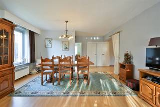 In een rustige woonwijk te Mortsel bieden wij u dit ruim en goed onderhouden appartement (100m²) aan met 2 slaapkamers en een...