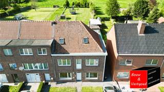Benedenverdieping met 2 slaapkamers en ruime tuin van 600m²Dit appartement heeft een directe toegang via een eigen inkomhal, waardoor er geen...