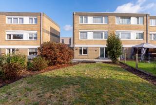 Deze halfopen bel-etagewoning in de Stokveldewijk heeft een degelijke basis, een praktische indeling en vooral nog ruimte voor een eigen verhaal. Met drie slaapkamers, een garage en een aangename tuin is dit een woning die zich vlot laat aanpassen aan een nieuwe generatie bewoners.<br /><br />Op het gelijkvloers bevindt zich een ruime garage met aansluitende berging - die ook kan omgeturnd worden tot bureau / hobbyruimte /de slaapkamer - en rechtstreekse toegang tot de tuin. Handig voor fietsen, voorraad, hobby’s of gewoon alles wat je liever niet in de woonkamer ziet staan.<br /><br />Een verdieping hoger ligt de leefruimte, met aansluitend de keuken en een afzonderlijk toilet. De indeling is helder en functioneel, met voldoende mogelijkheden om bij een renovatie een meer open en hedendaagse woonomgeving te creëren.<br /><br />Op de tweede verdieping bevinden zich drie slaapkamers en een badkamer met douche. De grootste slaapkamer ligt aan de achterzijde en geniet er van een aangename natuurlijke lichtinval.<br /><br />Technisch biedt de woning al dubbele beglazing in PVC, centrale verwarming op gas en een regenwaterput van 3.000 liter.<br /><br />De woning vraagt vandaag om een opfrissing. Dat verbergen heeft weinig zin. Met dat voordeel dat je hier niet betaalt voor de smaak en comfort van iemand anders, maar zelf kan bepalen waar je naartoe wil.<br /><br />Met haar halfopen bebouwing, drie slaapkamers, garage en tuin biedt deze woning op een perceel van 214 m² vooral veel bruikbaarheid. Geen afgewerkt showroomhuis, wel een stevige basis met potentieel op een aangename ligging in Sint-Michiels.