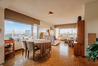 <p><span>Panoramische views in dit hoekappartement met 3 slaapkamers, 2 terrassen en optioneel garage nabij park Den Brandt</span></p><p><span> </span></p><p><span>OMGEVING </span></p><p><span>Hier woon je op een toplocatie: super centraal, met Park Den Brandt, verschillende supermarkten, scholen, ziekenhuizen, belangrijke verbindingswegen en openbaar vervoer vlakbij. Liever met de fiets? Met het A-velostation voor de deur sta je zo in hartje Antwerpen. Ook je auto laad je makkelijk op aan een van de openbare laadpalen aan de ingang van het gebouw. </span></p><p><span> </span></p><p><span>INDELING </span></p><p><span>Dit ruime appartement bevindt zich op de 8e verdieping en biedt dankzij de twee terrassen en het prachtige panoramische uitzicht een bijzonder aangenaam woongevoel. Je komt binnen via de inkomhal, voorzien van een vestiaire en een gastentoilet. Aan de voorzijde bevindt zich de lichtrijke leefruimte, waar grote raampartijen zorgen voor een aangename lichtinval en een indrukwekkend groen uitzicht. Vanuit de leefruimte heb je rechtstreeks toegang tot het zuidgerichte terras, de ideale plek voor een aperitiefje in de zon of een gezellig moment buiten. Aansluitend bevindt zich de open keuken. Deze is uitgerust met een oven, koelkast en inductievuur. Verder beschikt het appartement over drie slaapkamers (12 m² en twee van 8 m²) waarvan de hoofdslaapkamer ook toegang heeft tot het tweede west gerichte terras. De badkamer beschikt over een bad-douchecombinatie , lavabo en toilet. </span></p><p><span>Er zijn 2 bergingen die via de hal te bereiken zijn, 1 doet momenteel dienst als wasruimte, de andere kan ook weer omgevormd worden naar een douchekamer daar de leidingen al klaar liggen.</span></p><p><span> </span></p><p><span>Verder beschikt het appartement nog over een gemeenschappelijke fietsenberging, 2 privatieve kelderbergingen en is er een ruime, ondergrondse garagebox (+ 7,3 meter diep) met een elektrische poort en afstandbediening die kan aangekocht worden voor €30.000,00.</span></p><p><span> </span></p><p><span>TROEVEN</span></p><p><span>- EPC B</span></p><p><span>- Ruime ondergrondse garagebox met extra bergruimte </span></p><p><span>- Goed onderhouden gebouw </span></p><p><span>- Terrassen recent vernieuwd</span></p><p><span>- Dak geïsoleerd</span></p><p><span>- Dubbele beglazing met hoogrendementsglas met kwalitatieve valgordijnen</span></p><p><span>-Beperkt geluid van het verkeer op de achtste verdieping</span></p><p><span>- Veilig gerenoveerde lift die voldoet aan de wettelijke reglementering</span></p><p><span>- Geweldig uitzicht</span></p>