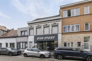 <p><span>Gerenoveerd handelshuis met 4 tot 6 slaapkamers en zonnige tuin.</span></p><p><span> </span></p><p><span>Wonen en werken op één toplocatie!<br />In de Kapelstraat te Hoboken bieden wij dit ruime handelshuis aan met tal van mogelijkheden. De woning beschikt over een royale, lichtrijke leefruimte, maar liefst 4 tot 6 slaapkamers en een prachtige zonnige tuin. Ideaal voor wie wonen en ondernemen wil combineren, een vrij beroep uitoefent of op zoek is naar een ruime gezinswoning met extra mogelijkheden. <br /><br />Dankzij de centrale ligging geniet u van een vlotte bereikbaarheid en nabijheid van winkels, openbaar vervoer en scholen.</span></p><p><span> </span></p><h3><span>Gelijkvloers</span></h3><p><span>Op het gelijkvloers bevindt zich een ruim handelspand van Ca. 90m², ideaal voor commerciële activiteit of vrij beroep. Aansluitend vindt u een royale, lichtrijke leefruimte met open keuken, uitgerust met alle hedendaags comfort.<br />Verder is er een apart toilet en directe toegang tot de prachtige, zonnige tuin een absolute meerwaarde in deze omgeving.<br />Bovendien is er een mezzanine, perfect in te richten als bureauruimte, atelier of extra leefruimte.</span></p><h3><span>Eerste verdieping</span></h3><p><span>De eerste verdieping beschikt over 4 volwaardige slaapkamers, een badkamer en een praktische berging met aansluitingen voor wasmachine en droogkast.</span></p><h3><span>Tweede verdieping</span></h3><p><span>De zolderverdieping is momenteel nog niet afgewerkt, maar biedt met wat afwerking de mogelijkheid tot het creëren van 2 extra slaapkamers of een hobbyruimte of bureau.</span></p><p><span> </span></p><p><span>Extra </span></p><p><span> </span></p><p><span>- Gunstig EPC C</span></p><p><span>- Gerenoveerd in 2022</span></p><p><span> </span></p><p><span> </span></p>