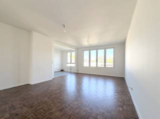 <p><span>WILRIJK - Park Den Brandt</span><span> : Appartement entièrement rénové comprenant 2 chambres. Première occupation après rénovation. Score PEB-B.</span></p><p><span> </span></p><p><span>Cet immeuble de petite taille sans ascenseur est situé dans une rue calme d'un quartier prisé, à quelques pas du parc Den Brandt, à proximité des axes routiers et du centre commercial De Bist, </span></p><p><span> </span></p><p><span>DESCRIPTION :</span></p><p><span> </span></p><p><span>Cet appartement entièrement rénové se trouve au 2ième (et dernier) étage.</span></p><p><span>Hall d'entrée avec toilette. Local séparé pour la machine à laver et le sèche-linge.</span></p><p><span>Agréable salon lumineux avec parquet, offrant une vue verdoyante sur les villas.</span></p><p><span>Cuisine ouverte, entièrement équipée avec tous les appareils électroménagers, des placards et un îlot (sera installée fin avril).</span></p><p><span>À l'arrière se trouvent deux chambres spacieuses, dont l'une donne sur une agréable petite terrasse orientée sud avec un placard de rangement.</span></p><p><span>Salle de bains équipée d'une douche à l'italienne, d'un meuble lavabo, d'une armoire de toilette et d'un sèche-serviettes.</span></p><p><span> </span></p><p><span>L'appartement dispose d'une cave.</span></p><p><span> </span></p><p><span>Bel appartement dans un quartier très résidentiel et verdoyant.</span></p><p><span> </span></p><p><span>CARACTÉRISTIQUES :</span></p><p><span> </span></p><p><span>* Disponible immédiatement</span></p><p><span>* Charges : 75 € / mois (eau et électricité des parties communes)</span></p><p><span>* Chaudières individuelles au gaz - haut rendement</span></p><p><span>* Installation électrique conforme</span></p><p><span>* Toiture isolée</span></p><p><span>* Double vitrage</span></p><p><span>* Première occupation après rénovation</span></p><p><span>* Entièrement repeint</span></p><p><span>* Économe en énergie : score PEB B</span></p><p><span> </span></p>