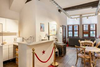 <p><strong>De buurt</strong></p>
<p>De Stoelstraat is een rustig, gebogen straatje in het hart van het historische Antwerpen: discreet, maar op wandelafstand van alles wat de stad groot maakt. Hier rijden geen trams, gonst geen drukte. Wat u wel hoort? De beiaard van de Onze-Lieve-Vrouwekathedraal, die op gezette tijden de uren markeert. De Groenplaats, de Handschoenmarkt, de beste restaurants en winkels van de stad: alles ligt om de hoek. En toch keert u 's avonds terug naar een van de stilste straatjes van de binnenstad.</p>
<p><strong>De woning</strong></p>
<p>Over vier niveaus biedt dit breedhuis een aangename en praktische indeling.</p>
<p>Het <strong>gelijkvloers</strong> telt een gezellige woonkamer en een kitchenette. Op de <strong>eerste verdieping</strong> vindt u twee ruime slaapkamers en een douchekamer. De <strong>tweede en zolderverdieping</strong> bieden opnieuw twee slaapkamers en een tweede douchekamer, waardoor ook grotere gezelschappen of toeristische verhuur perfect mogelijk zijn.</p>
<p>Of u nu zelf wil genieten van dit unieke adres, of er een succesvol verhuurproject van wil maken: de Stoelstraat biedt het beste van beide werelden.</p>