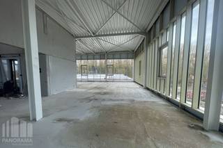 <strong>KMO-unit met opslag/ showroom </strong><strong>en kantoor </strong>te koop. Strategisch gelegen op de voormalige site van de papierfabriek Catala in Drogenbos, aan de zuidrand van Brussel, vlak naast afrit 18 (Ruisbroek) van de E19, met uitstekende verbindingen naar de E40, E19 en A12.<br /><br />Nieuwbouwkantoren van 584m², een showroom van 763 m² + terras van 50 m². De unit maakt deel uit van het future-proof Catala Business Park, een duurzame bedrijvencampus, showrooms, kantoren en magazijnen. <br /><br />Contact: Contacteer <strong>PANORAMA B2B</strong> voor bijkomende informatie of een vrijblijvend plaatsbezoek op<strong> 0479 70 70 70.</strong>
