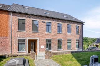 Dit ruime en lichtrijke appartement met een oppervlakte van 125m² bevindt zich aan het gezellige dorpsplein van het rustige, landelijke Holsbeek. Het volledige gebouw werd in 2024 volledig vernieuwd.<br /><br />Via de lift of trap bereik je dit appartement op de 2de verdieping.<br />De inkomhal met vestiaire en gastentoilet heeft u toegang tot alle vertrekken. Het appartement beschikt over een aangename leefruimte met een volledig uitgeruste open keuken, 2 ruime slaapkamers, een badkamer met dubbele lavabo, inloopdouche en toilet en een praktische bergruimte voor wasmachine /droogkast. <br /><br />De vaste kosten voor lift, onderhoud van gang en ramen worden geraamd op 55 euro per maand.<br />Het appartement beschikt over vlierverwarming. <br /><br />Dit appartement kan enkel gehuurd worden door 65 plussers.<br />Het appartement is ingericht als zorgwoning voor 65-plussers en biedt alle nodige comfort voor veilig en zelfstandig wonen. Zo zijn er een lift, brede deuren, drempelloze doorgangen en een comfortabele inloopdouche aanwezig.<br /><br />Het volledige geheel (eerste en tweede verdieping) kan gehuurd worden aan huurprijs van € 1.900 per maand.<br /><br />Onmiddellijk beschikbaar!