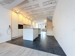 <h1><span>Volledig gerenoveerde, energiezuinig woning te Roesbrugge</span></h1><h1><span> </span></h1><h1><span>De woning is ingedeeld als volgt:</span></h1><h1><span> </span></h1><h1><span>Gelijkvloers:</span></h1><h1><span>Inkomhal met gastentoilet, lichtrijke woonkamer, open keuken met kookeiland (koelkast, diepvries en vaatwas voorzien) en stadstuintje met berging.</span></h1><h1><span> </span></h1><h1><span>1e verdieping</span></h1><h1><span>Twee slaapkamers, badkamer met ligbad, dubbele lavabo en inloopdouche, nachthal en aansluiting voor wasmachine.</span></h1><h1><span> </span></h1><h1><span>2e verdieping:</span></h1><h1><span>Volwaardige zolderkamer </span></h1><h1><span> </span></h1><h1><span>De woning wordt nog volledig afgewerkt en geschilderd. Ook de gevel wordt nog in crepi gezet.</span></h1><h1><span> </span></h1><h1><span>Bij interesse kunt u via volgende link uw huurdersprofiel aanmaken: <span>https://clee.be/nl/app/kandidaat-stellen/0476526158/6c680997-12f5-f011-832e-000d3a29d641</span></span><span> </span></h1><h1><span> </span></h1>