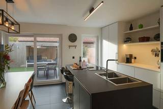 Instapklare gezinswoning met tuin in een rustige, kindvriendelijke woonomgeving.In een aangename, doodlopende straat vlak bij de Staakteschool vind...