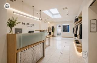Op een uiterst commerciële ligging, recht tegenover het Shopping Center van Deinze, bevindt zich dit veelzijdige handelspand met woonst. Dankzij de uitstekende zichtbaarheid, vlotte bereikbaarheid en talrijke parkeermogelijkheden in de omgeving vormt dit pand de ideale uitvalsbasis voor zelfstandigen, vrije beroepen en ondernemers.<br /><br />De eigendom werd voorheen uitgebaat als tandartspraktijk en beschikt over een functionele indeling die zich moeiteloos laat aanpassen aan diverse professionele activiteiten. Denk hierbij aan een praktijkruimte, kantoor, consultancybureau, schoonheidsinstituut of andere commerciële doeleinden. De ruime handelsruimte op het gelijkvloers biedt tal van mogelijkheden om uw zaak optimaal uit te bouwen.<br /><br />Op de verdieping bevindt zich een comfortabele woonst met een ruime leefruimte en twee volwaardige slaapkamers. Hierdoor combineert deze eigendom het beste van twee werelden: professioneel ondernemen op een zichtlocatie én aangenaam wonen op dezelfde locatie.<br /><br />Gelegen aan de Guido Gezellelaan 27 in Deinze, geniet u hier van een strategische ligging vlak bij winkels, openbaar vervoer, invalswegen en alle dagelijkse voorzieningen.<br /><br />Bent u op zoek naar een handelspand met woonst in Deinze waar locatie, ruimte en mogelijkheden samenkomen? Contacteer ons vandaag nog voor meer informatie of een bezoek ter plaatse.<br /><br />Te koop via Immo Beguin, jouw vastgoedexpert sinds 2009, met kantoren in Ronse, Waregem, Kortrijk, Deinze, Doornik en Lessines.<br />Meer info of bezoek aanvragen via: marijn@immobeguin.be