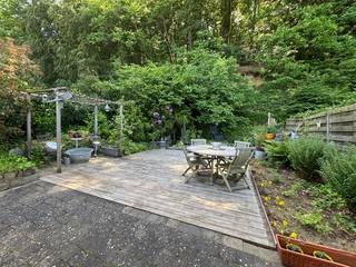 <p>Ruime halfopen woning met zuidgerichte tuin, garage en veranda</p><p>Deze goed onderhouden halfopen woning ligt centraal, vlak bij Kessel-Lo en Leuven, met invalswegen en winkels binnen handbereik.<br />Op een perceel van 513 m² biedt de woning een netto bewoonbare oppervlakte van 120,31 m², verdeeld over gelijkvloers, verdieping en kelder.<br />De verdieping omvat drie ruime slaapkamers met een oppervlakte van 13 m², 13 m² en 16 m².</p><p>De veranda (16 m²) zorgt voor een royale, lichtrijke additionele woonruimte die aansluit op een goed onderhouden, gezellige achtertuin. De keuken is omvangrijk en beschikt over een dubbele spoelbak. De woning omvat bovendien een volledig betegelde badkamer met dubbele wastafel, douche-bad en handdoekdroger.</p><p>Daarnaast beschikt het huis over PVC-ramen met dubbele beglazing en elektrische verwarming, aangevuld met een houtkachel.<br />Een groot pluspunt is de garage voor 1 wagen en de parkeergelegenheid buiten (3 staanplaatsen).</p><p>EPC: 518 kWh/m² (F)<br />Beschikbaar mits inachtneming huurders: 9-jarig huurcontract.<br />Vraagprijs: €395.000</p>