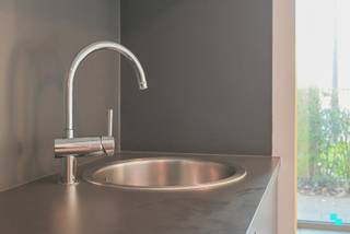 <p>Ondernemen in het bruisende en historische stadscentrum van Tielt? Hier treffen we dit ruime kantoor dat met een beetje extra liefde, de ideale opportuniteit met zich mee brengt. Parking vlakbij, de markt op wandelafstand en vlotte verbindingen met het openbaar vervoer zorgen ervoor dat de locatie uitstekend is. Indeling Gelijkvloers Onthaal met open kantoorruimte, aparte vergaderzaal, sanitaire cel met toilet, lavabo en een extra bergruimte, kitchenette (enkele spoelzone - voorziening voor koelkast of fornuis). Technisch | CV op aardgas (hoogrendementsketel) | EPC label B | Dubbele beglazing (HR+) - aluminium schrijnwerk | Elektriciteit niet conform | Bouwjaar 2005. Troeven | Centrale ligging | Parking vlakbij | Talrijke mogelijkheden | Grote visibiliteit. Benieuwd? Julie (BIV 515.047) organiseert voor deze woning de bezoeken, mits het maken van een afspraak.</p>