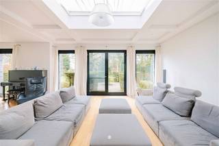 Bent u op zoek naar een ruime woning met plaats voor uw professionele activiteit, extra ruimte of kangoeroewonen? Met een mooie tuin en vlakbij...