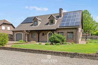 Voor meer info en foto’s, surf naar www.swevers.be – Deze ruime open bebouwing in een rustige straat in Hechtel-Eksel biedt maar liefst 282 m² bewoonbare oppervlakte op een perceel van 14a 15ca. De woning uit 1992 combineert veel leefruimte met een praktische indeling en werd recent opgewaardeerd met onder andere een nieuwe stookolieketel, zonnepanelen, vernieuwde garagepoort en Siemens-toestellen in de keuken. Op het gelijkvloers vindt u een lichtrijke woonkamer van 38 m² met airco, een ruime keuken van 20 m² met toegang tot het terras, een eerste slaapkamer van ca. 16 m², een berging en een apart gastentoilet. De inpandige dubbele garage van 48 m² biedt plaats voor twee wagens en extra stockage. De eerste verdieping telt vier bijkomende slaapkamers, waaronder twee zeer ruime kamers van ca. 32 m² en 28 m². Eén slaapkamer beschikt over airco. De badkamer is uitgerust met een ligbad, dubbele wastafel en toilet, aangevuld met een tweede inloopdouche. Daarnaast is er een ruime kelder van 61 m² en veel zolderruimte voor extra opslag. Buiten geniet u van een groot perceel met een terras van ca. 30 m² en een verzorgde tuin met veel mogelijkheden. Scholen, winkels, openbaar vervoer en ontspanning liggen vlakbij. Ook Nationaal Park Bosland en “Fietsen door de Bomen” bevinden zich in de omgeving. Voor meer informatie, bel 011 255 155. Bron bewoonbare oppervlakte: EPC – verslag.