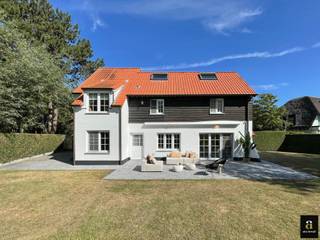 Koppelvilla met een perfecte oriëntatie verscholen in een paadje in het Zoute op enkele passen van het Dominicanenkerkje en de zee. Indeling: inkom met gastentoilet, volledig geïnstalleerde keuken met ontbijthoek, praktische berging, lichtrijk salon met open haard en eetkamer uitgevend op de zuidgerichte tuin. Op de eerste verdieping: Master bedroom met douchekamer ensuite (douche, lavabo en toilet). Tweede en derde ruime slaapkamer voorzien van ingemaakte kasten. Afzonderlijke douchekamer met douche en lavabo. Bureel of tv-kamer. Op de 2e verdieping: slaapkamer en 2 bijkomende ruimtes. Inpandige garage en toegang tot de ruime kelder. Kelder met onder andere wijnkelder, bergruimte...Meerdere parkeerplaatsen aan de villa. Contacteer ons voor een bezoek in te plannen.