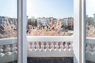 Gelegen aan één van de mooiste pleinen van Antwerpen, de Lambermontplaats, vinden we dit prachtig herenhuis terug. Deze gegeerde locatie op het...
