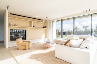 In this elegant newly built villa, you will enjoy stunning views over the Duinenwater Lake and the surrounding greenery. The combination...