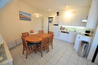 Bel appartement ensoleillé avec 2 chambres à coucher avec vue latérale sur mer. Division: living spacieux et ensoleillé avec cuisine ouverte équipée, débarras, 2 chambres à coucher, salle de bain avec baignoire et double lavabo, toilette séparée. Du living vous avez accès à la terrasse ensoleillée. 100 euro/mois frais de syndic
