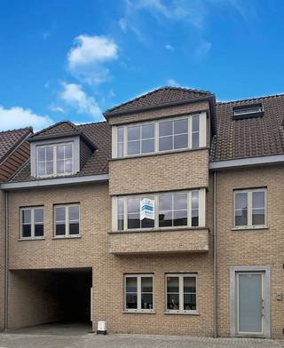 <strong>🔑 Indeling:</strong><br /><br />🚪<strong> Inkomhal</strong><br />🛋️ Lichtrijke <strong>woonkamer</strong><br />🍳 Volledig <strong>uitgeruste keuken</strong> met ingebouwde toestellen<br />🛏️ <strong>2 slaapkamers</strong><br />🛁 <strong>Badkamer </strong>met <strong>ligbad</strong><br />🚽 <strong>Apart toilet</strong><br />📦 Praktische <strong>berging</strong><br /><br />☀️ Gezellig terras <br /><br /><strong>🚗 Extra troeven:</strong><br />🔥 Verwarming op aardgas<br />🚘 Private garagebox inbegrepen<br /><br />💶 Voorschot gemeenschappelijke kosten: €35/maand<br /> 