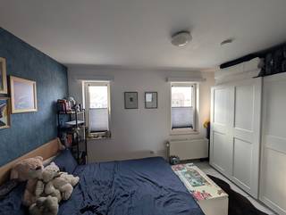 Gezellig appartement in centrum Aarschot!<br /><br />Op zoek naar een betaalbaar en praktisch appartement? Dit gezellige appartement op de eerste verdieping is een fijne woonplek voor een alleenstaande of een koppel.<br /><br />Het appartement beschikt over een compacte living met aansluitende ingerichte keuken, één slaapkamer en een badkamer die rechtstreeks vanuit de slaapkamer bereikbaar is. Daarnaast is er een afzonderlijk toilet.<br /><br />De ruimtes zijn eerder compact, maar praktisch ingericht en bieden alles wat je nodig hebt voor comfortabel wonen. Het appartement beschikt over een EPC-label B (100 kWh/ m2).<br /><br />De huurprijs bedraagt €695 per maand, aangevuld met maandelijks €25 gemeenschappelijke kosten.