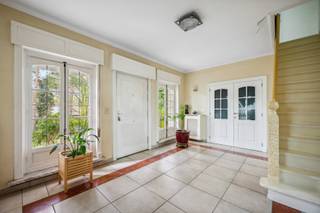Dit charmante landhuis, gelegen op een ruim en groen perceel van 2428 vierkant meter, is de ideale plek om tot rust te komen en te ontspannen.Het...