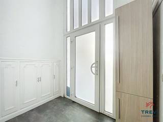 <p><span>Braine-le-Comte, dans une rue résidentielle paisible à deux pas de la gare et du centre ville, bel immeuble composé d’un logement et de 4 garages avec la possibilité d’aménager un niveau supplémentaire (soumis à permis). L’immeuble se compose au rez de chaussée d’un hall d’entrée vers la cave et le garage de l’appartement. De 3 autres garages (loués actuellement). A l’étage, via le hall, espace vestiaire et toilette séparée, grand séjour de 25 m² sous beau parquet et cuisine toute équipée séparée de 9 m², hall de nuit vers les deux chambres de 12 m² et 8 m² sous parquet. Salle de bain composée d'une baignoire et d'un meuble évier. Un espace de bureau de 7 m². Petite cour depuis le Rez de chaussée. Double vitrage . PEB G. Faire offre à partir de 260.000€. Infos et visites au 02/355.50.55.</span></p><p><span> </span></p>