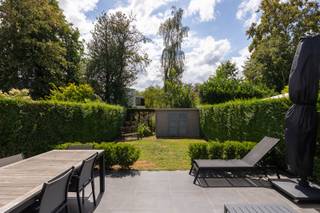 Perfect onderhouden bel-étage woning met tuin op het zuiden en op <strong>wandelafstand van alle winkels </strong>en het Park van Brasschaat.<br /><br /><strong>Indeling:</strong> Inkomhal met toegang tot de ruime garage met elektrische poort; aparte studio (of slaapkamer 3) bestaande uit woonruimte met schuifraam naar het terras en tuin, hal met handige inbouwkasten en een ruime badkamer. V1: Woonkamer met open keuken; 2 slaapkamers; badkamer en 2 bergingen. <br /><br /><strong>Bijzonderheden:</strong>
<ul>
<li>Door de vele raampartijen in het ontwerp geniet u van erg veel lichtinval en uitzicht op groen. </li>
<li>Oprit met aansluiting elektrisch laden. </li>
<li>Ooit opgedeeld in 2 units, dus verschillende mogelijkheden (Kangoeroewonen, kantoor aan huis...)</li>
<li>Attesten: Elektriciteit conform - EPC label C - Asbestveilig. </li>
<li>Toplocatie: rust, groen en toch op wandelafstand van het centrum! </li>
</ul>