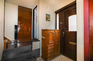 Deze woning is centraal gelegen in het hart van Burcht, op wandelafstand van winkels, horeca, openbaar vervoer en culturele voorzieningen.<br /><br />De gelijkvloerse verdieping omvat een inkomhal met gastentoilet, een woonkamer met aansluitende eetkamer en een keuken. De keuken is eveneens bereikbaar via de inkomhal, die ook toegang biedt tot de trapberging.<br /><br />Buiten kan je volop genieten van de diepe, zonnige tuin met een prachtig uitzicht op de kerk.<br /><br />De 1ste verdieping telt 3 slaapkamers, waarvan één perfect kan dienen als bureau of dressing. Bovendien genieten één van de slaapkamers en de badkamer van een mooi zicht op de Schelde.<br /><br />De ruime zolder is bereikbaar via een uittrekbare trap en wordt momenteel gebruikt als bergruimte. Mits het plaatsen van een vaste trap kan deze ruimte perfect worden omgevormd tot een extra slaapkamer of hobbyruimte.<br /><br />Een woning boordevol potentieel, ideaal voor wie graag zelf de afwerking en inrichting bepaalt.<br /><br />De woning wordt momenteel verhuurd.<br /><br />Nieuwsgierig? Wij leiden je graag rond!