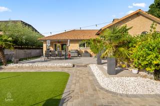 <span>Ruimte, privacy en veelzijdigheid op een uitzonderlijk perceel.</span><br /><span>Deze karaktervolle splitlevel-villa in zuiderse stijl is gelegen op een ruim hoekperceel van ± 2.550 m² en beschikt over circa 260 m² bewoonbare oppervlakte. De combinatie van de ruime hoofdwoning, volledig ingerichte tuinwoning, inpandige garages, parking, opslagruimte en afzonderlijke toegangen zorgt voor uitzonderlijk veel mogelijkheden.</span><br /><span>DE HOOFDWONING</span><br /><span>Via de ruime inkomhal komt u in de royale leefruimte met open keuken, die rechtstreeks aansluit op de terrassen en de prachtige tuin.</span><br /><span>De woning beschikt over:</span>
<ul>
<li><span><span>3 ruime slaapkamers</span></span></li>
<li><span><span>nieuwe badkamer met bad en aparte douche</span></span></li>
<li><span><span>ruime terrassen</span></span></li>
<li><span><span>circa 50% volledige kelder</span></span></li>
<li><span><span>overige circa 50% kruipkelder</span></span></li>
<li><span><span>2 inpandige garages</span></span></li>
<li><span><span>extra bergruimte</span></span></li>
<li><span><span>zolderruimte, ideaal als bergzolder</span></span></li>
</ul>
<span>VOLWAARDIGE TUINWONING</span><br /><span>Een absolute troef is de volledig ingerichte tuinwoning met aparte toegang en eigen terras. Deze omvat:</span>
<ul>
<li><span><span>2 slaapkamers</span></span></li>
<li><span><span>badkamer</span></span></li>
<li><span><span>apart toilet</span></span></li>
<li><span><span>keuken</span></span></li>
<li><span><span>open leefruimte</span></span></li>
<li><span><span>eigen terras</span></span></li>
</ul>
<span>Ideaal als zorgwoning, kangoeroewoning, woonruimte voor ouders of kinderen, gastenverblijf, kantoor, praktijkruimte of thuiswerkplek.</span><br /><span>OOK BIJZONDER INTERESSANT VOOR ZELFSTANDIGEN</span><br /><span>Aan de linkerzijde van het perceel bevindt zich een ruime parking met extra opslagruimte en een volledig aparte toegang. Hierdoor kunnen wonen en werken uitstekend van elkaar worden gescheiden.</span><br /><span>De grote oppervlakte, parkeermogelijkheden, opslagruimte en afzonderlijke toegang bieden dan ook veel potentieel voor zelfstandigen en ondernemers.</span><br /><span>RUIMTE, PRIVACY EN VEEL MOGELIJKHEDEN</span><br /><span>Het royale hoekperceel, de verschillende terrassen, de tuin en de zuiderse architectuur creëren een bijzonder aangename woonomgeving.</span><br /><span>Deze eigendom kan zich aanpassen aan verschillende levensfasen en levensstijlen: van ruime gezinswoning tot kangoeroewoning, gastenverblijf of combinatie van wonen en werken.</span><br /><span>DE TROEVEN OP EEN RIJ</span>
<ul>
<li><span><span>Karaktervolle splitlevel-villa in zuiderse stijl</span></span></li>
<li><span><span>± 260 m² bewoonbare oppervlakte</span></span></li>
<li><span><span>± 2.550 m² hoekperceel</span></span></li>
<li><span><span>Royale leefruimte met open keuken</span></span></li>
<li><span><span>3 slaapkamers + nieuwe badkamer in hoofdwoning</span></span></li>
<li><span><span>Ruime terrassen en tuin</span></span></li>
<li><span><span>± 50% onderkelderd + kruipkelder</span></span></li>
<li><span><span>2 inpandige garages</span></span></li>
<li><span><span>Zolderruimte en extra bergruimte</span></span></li>
<li><span><span>Volledig ingerichte tuinwoning met 2 slaapkamers</span></span></li>
<li><span><span>Badkamer, apart toilet, keuken en leefruimte</span></span></li>
<li><span><span>Eigen terras en aparte toegang</span></span></li>
<li><span><span>Ruime parking en extra opslagruimte</span></span></li>
<li><span><span>Afzonderlijke toegang tot professioneel gedeelte</span></span></li>
<li><span><span>Ideaal voor zelfstandigen en ondernemers</span></span></li>
<li><span><span>Mogelijkheden als zorgwoning, gastenverblijf of woonruimte voor kinderen</span></span></li>
<li><span><span>Veel ruimte, privacy en flexibiliteit</span></span></li>
</ul>
<span>Een uitzonderlijke eigendom met karakter, ruimte en mogelijkheden die u zelf moet ervaren.</span><br /><span>Interesse? info@lotemvastgoed.be | 0475 52 00 14</span><br /><span>Ook uw woning verkopen? info@lotemvastgoed.be</span><br /><br /><br />