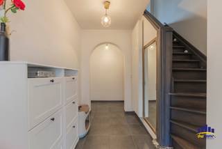 Op een rustige ligging vindt u deze gerenoveerde woning met 4 slaapkamers op Kwadeweg 59 in Evergem. De woning werd de afgelopen jaren grondig aangepakt en combineert comfort, kwaliteit en praktische ruimte. Dankzij de vele vernieuwingen is dit een ideale instapklare woning voor gezinnen of voor wie wonen en werken wil combineren.<br /><br />Bij de renovatie werd veel aandacht besteed aan duurzaamheid en kwaliteit. Zo werden alle muren in de spouw geïsoleerd en is ook de zolder geïsoleerd. De woning beschikt overal over dubbele beglazing en rolluiken, wat zorgt voor extra comfort en energiezuinigheid. Zowel de elektriciteit, waterleidingen, centrale verwarming als de gasleiding werden vernieuwd. Ook de riolering werd volledig vernieuwd, zowel binnen als buiten de woning.<br /><br />Binnenin valt meteen de degelijke afwerking op. De tussenverdiepingen zijn uitgevoerd met betonvloeren en zowel boven als beneden werd gekozen voor hoogwaardig laminaat. De nieuwe badkamer straalt luxe uit dankzij het gebruik van echte eik en natuursteen. Daarnaast beschikt de woning over een droge kelder die professioneel werd behandeld.<br /><br />De woning is ook praktisch ingericht. Het bijgebouw biedt tal van mogelijkheden en kan perfect dienen als kantoor, praktijkruimte of hobbyruimte. Rondom de woning zijn elektrische kabels voorzien voor het plaatsen van lichtpalen in de tuin. Verder is er een camerasysteem inbegrepen in de prijs voor extra veiligheid.<br /><br />Buiten geniet u van een ruime tuin (zuidoost gericht) met speelruimte voor kinderen. De ramen zijn overal voorzien van muggenhorren. De oprit werd recent vernieuwd door de eigenaar en biedt plaats voor ongeveer zes wagens. Ook de gordijnen op maat (ter waarde van circa €10.000) blijven in de woning.<br /><br /><strong>Extra troeven: geen asbest aanwezig, elektriciteit volledig conform en een EPC-score C.</strong><br /><br />Kortom: een instapklare, goed onderhouden en gerenoveerde woning met veel ruimte, comfort en mogelijkheden, gelegen in een aangename omgeving in Evergem.<br /><br />Maatregelenregister: Blanco (geen maatregelen in het Vlaams Handhavingsplatform)<br /><br /><strong>Interesse? Contacteer mij vandaag nog voor meer info op 0472/50.08.58.<br />Mohamed</strong>