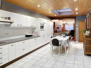 Deze half-open bebouwing heeft een praktische oprit én een inpandige garage.De woning is gelegen aan de stadsrand, net binnen de ring van Lier met...