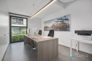 <p><span>Het kantoor is strategisch gelegen in een moderne, tijdloze blok met veel gratis openbare parkeermogelijkheden en een goede bereikbaarheid.</span></p><p><span>Het pand situeert zich achteraan het appartementsblok op het gelijkvloers en kent een oppervlakte van 146,63 vierkante meter. Het kantoor wordt betreden via een lange inkomhal afgewerkt met ingemaakte kasten en ruimte voor vestiaire. De gietijzeren deur zorgt voor een verbinding met de polyvalente zaal en geeft een ruim, lichtrijk gevoel in de hal. De open werkruimtes staan centraal en zijn flexibel in te delen naar eigen wensen en behoeften. Momenteel is hier reeds een opsplitsing gemaakt met een afgesloten, glazen loket. Er zijn 2 aparte bureauruimtes voorzien die de nodige privacy bieden. Het kantoor is verder uitgerust met een kitchenette en badkamer voor het comfort van de werknemers. Tot slot is er een apart toilet en een wasplaats in combinatie met technische ruimte. Dankzij de grote raampartijen die zorgen voor een flinke dosis aan natuurlijk lichtinval alsook een direct zicht op het gezellig terras met tuintje, creëert u hier een aangename werkomgeving. De strakke en eigentijdse inrichting zorgen voor een uitnodigende sfeer, ideaal voor medewerkers en klanten. Kortom straalt het bureel professionaliteit uit en is dit perfect voor een bedrijf die op zoek is naar een representatieve werkplaats.</span></p><p><span>Het appartementsgebouw heeft een gemeenschappelijke tuin met onderhouden wandelpaden, toffe stapstenen en vijvertje, ideaal om tussendoor even te ontspannen. Toch liever alleen met de collega's genieten van de buitenlucht? Daar is het privé terras met tuintje aan het pand perfect voor! Op het perceel is een gemeenschappelijke fietsenstalling aanwezig én een vaste parkeerplaats toebehorend aan de eigenaar!</span></p><p><span>Een grote troef is de energiezuinigheid van het pand, e-peil 47 (EPC A).</span></p><p><span>De verkoopprijs bedraagt 575.000 euro, exclusief registratierechten (parkeerplaats inbegrepen).</span></p><p><span>Dit is dé kans voor ondernemers die op zoek zijn naar een inspirerende en goed bereikbare werkplek met een moderne uitstraling. Maak nu uw afspraak via hendrik@vastgoed-dc.be of de website. </span></p>