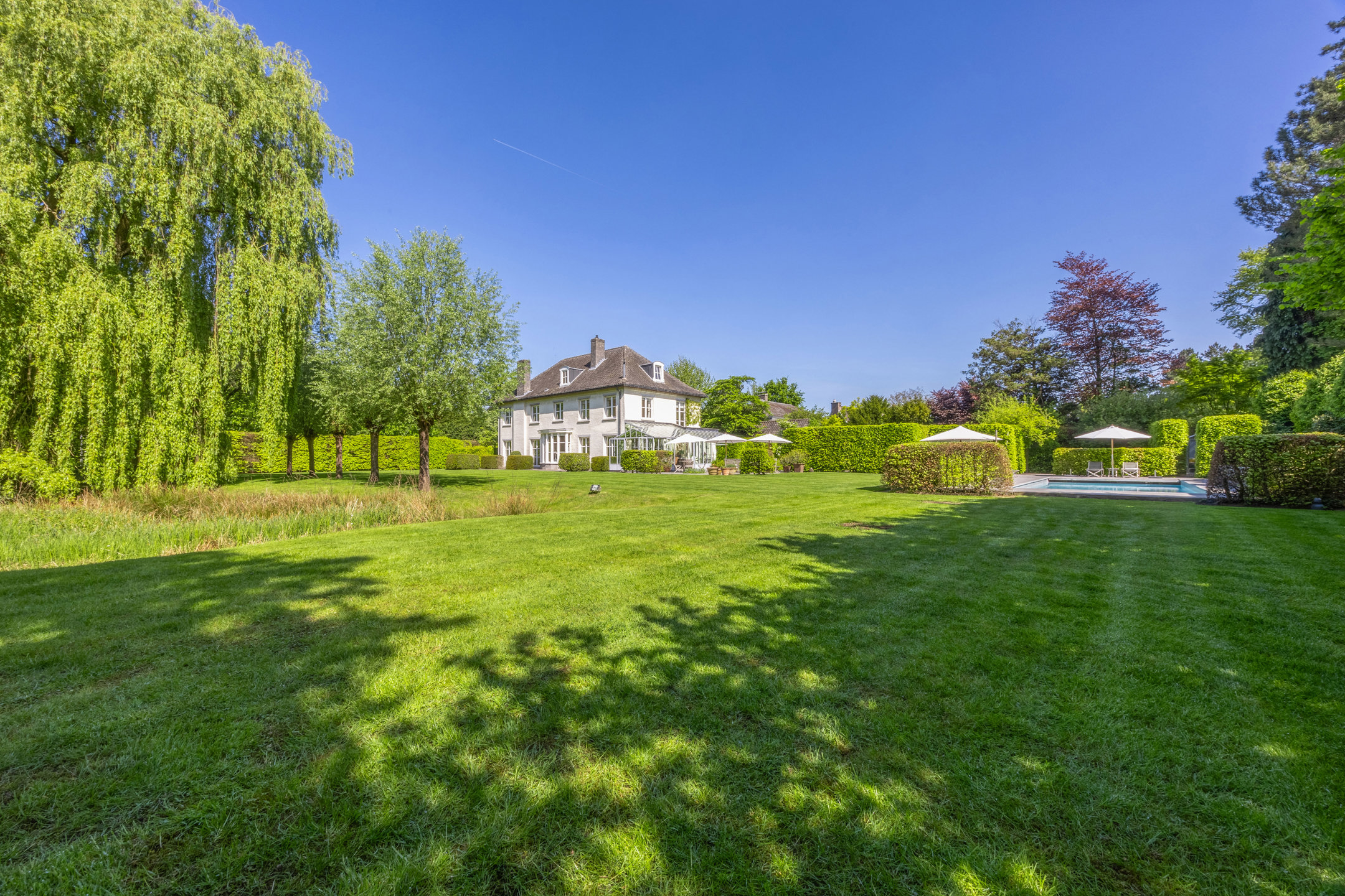 Unieke parel op royaal perceel (3.877 m²) met bouwgrond - foto 1