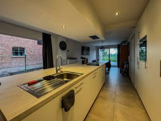 In Klerken, huisvest deze prachtig gerenoveerde woning met volgende indeling:GELIJKVLOERS:Inkomhal met vestiairekast - leefruimte met open en...