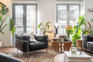 <p>Op een absolute toplocatie in het bruisende Zuid van Antwerpen, bevindt zich dit <strong>prachtig en kwalitatief gerenoveerde appartement</strong> in het gekende Hippodroomgebouw. Gelegen op de eerste verdieping en vlot bereikbaar met de lift, combineert dit appartement comfort, ruimte en een uitzonderlijke ligging.</p>
<p>Het appartement werd volledig gestript en hoogwaardig afgewerkt, met oog voor detail en hedendaags wooncomfort.</p>
<p><strong>Indeling</strong></p>
<p>Via de inkomhal betreedt u de <strong>lichtrijke leefruimte</strong> met open keuken, waar ruimte en gezelligheid centraal staan. De keuken is volledig uitgerust en afgewerkt met kwalitatieve materialen en toestellen.</p>
<p>Achteraan bevinden zich momenteel <strong>twee ruime slaapkamers</strong>, waarvan één werd samengevoegd tot een royale master met dressing. Dankzij de slimme indeling kan dit appartement <strong>eenvoudig opnieuw worden ingericht als een volwaardig 3-slaapkamer appartement</strong>, ideaal voor gezinnen of wie extra ruimte zoekt voor bureau of hobbykamer.</p>
<p>De badkamer is stijlvol ingericht en voorzien van alle comfort. Daarnaast beschikt het appartement over een apart gastentoilet en een praktische berging met aansluiting voor wasmachine en droogkast.</p>
<p>Verder inbegrepen: een privatieve kelderberging en een gemeenschappelijke fietsenberging.</p>
<p><strong>Ligging</strong></p>
<p>Gelegen vlakbij het volledig vernieuwde <strong>Zuidpark Antwerpen</strong>, geniet u hier van een unieke combinatie van rust en stadsleven. Tal van trendy restaurants, bars, winkels en supermarkten bevinden zich op wandelafstand, net als openbaar vervoer.</p>
<p><strong>Troeven</strong></p>
<ul>
<li>Topligging op het Zuid, vlak aan het Zuidpark</li>
<li>Volledig en kwalitatief gerenoveerd</li>
<li>Flexibele indeling: mogelijkheid tot 3 slaapkamers</li>
<li>Lift aanwezig in het gebouw</li>
<li>Privatieve kelderberging &amp; fietsenberging</li>
<li>Zeer gunstig EPC (B)</li>
<li>Architecturaal sterk gebouw (ontwerp Marc Corbiau)</li>
<li>Mogelijkheid tot huren van twee autostaanplaatsen met directe toegang tot supermarkt</li>
</ul>
<br />
<p>Kortom een instapklaar en stijlvol appartement op een van de meest gegeerde locaties van Antwerpen, ideaal voor wie comfortabel en centraal wil wonen.<br /><br />Interesse? Plan vandaag nog uw bezoek en ontdek dit prachtige appartement zelf.</p>