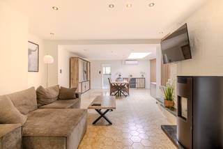 Grotendeels gerenoveerde woning met 3 slaapkamers , tuin en dubbele garage ! <br /><br />Indeling : Inkomhal , slaapkamer of bureau , woonkamer , keuken , badkamer ,veranda .<br />verdiep : 3 slaapkamers . <br />Kelder.<br /><br />Tuin met tuinberging.<br />Dubbele garage bereikbaar langs de Schoolstraat . <br />Veel parkeermogelijkheden zowel voor de woning als voor de garages in de schoolstraat. <br /><br />Bijzonderheden :<br />Nieuwe ramen , voordeur en rolluiken 2023 <br />Airco 2023<br />Zonnepanelen 2023<br />Nieuw dak + isolatie 2023<br />laadpaal 2024 <br />Veel daglicht door de dakkoepels.<br /><br />