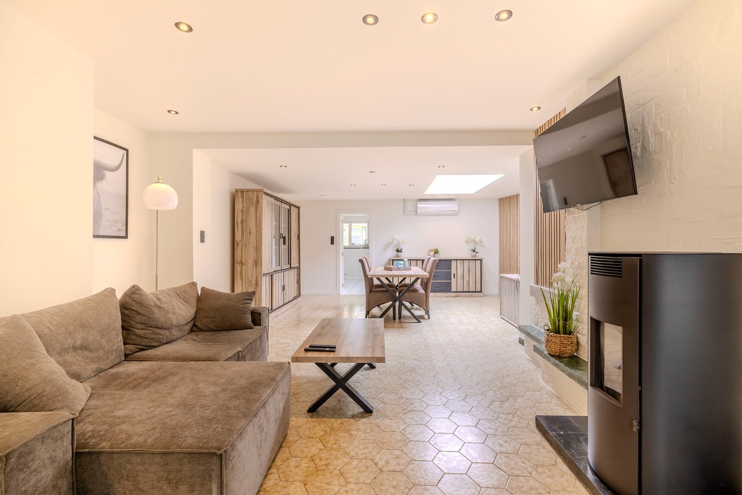 Grotendeels gerenoveerde woning met 3 slaapkamers , tuin en dubbele garage ! - foto 1