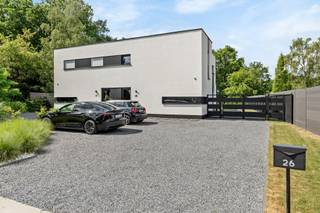 Een Open Huis met Pré Sale houdt in dat er eenmalig een bezoekmoment plaatsvindt op maandag 3 augustus 2026 tussen 9u00 en 17u00 (afspraak maken verplicht) tijdens welke u de woning kan bekijken. Indien u interesse heeft om de woning aan te kopen, dient digitaal een bod uitgebracht te worden, en uiterlijk 8 augustus 2026 om 17u00, via het daartoe bestemde online biedingsplatform. De gegevens hiervan worden na uw bezoek via mail verstuurd.<br /> <br />Op deze manier heeft elke kandidaat-koper dezelfde kans om de woning te bezichtigen en een bod uit te brengen. De verkoper zal na ontvangst van alle biedingen beslissen of hij/zij al dan niet verkoopt aan de kandidaat-koper met de beste voorwaarden.<br /><br />Bent u op zoek naar een energiezuinige, instapklare woning op een toplocatie? Dan is deze prachtige BEN halfopen bebouwing aan Terboekt 26 beslist een bezoek waard.<br /><br />Deze moderne woning combineert comfort, energiezuinigheid en een strategische ligging. Met een uitstekende EPC-score A (23 kWh/m²/jaar), een bruikbare vloeroppervlakte van 172 m² (bron EPC), 3 slaapkamers, een goed uitgeruste keuken en een praktische berging/wasplaats, en een volledig omheinde tuin op een perceel van 486 m², biedt deze woning alles wat de hedendaagse koper én investeerder zoekt.<br /><br />Troeven van de woning<br />Instapklare BEN-woning met EPC-label A (23 kWh/m²/jaar)<br />172 m² bruikbare vloeroppervlakte (bron EPC)<br />Halfopen bebouwing<br />3 slaapkamers<br />Goed uitgeruste keuken<br />Praktische berging/wasplaats<br />Energiezuinig wonen met bijzonder lage energiekosten<br />Onderhoudsvriendelijke, volledig omheinde tuin van 486 m²<br />Elektrische toegangspoort voor extra comfort en veiligheid<br />Eigen oprit met ruime parkeermogelijkheden<br />Rustige en residentiële ligging<br />Topligging nabij ZOL Genk<br /><br />De woning is gelegen in de gegeerde woonomgeving Terboekt, een rustige en groene buurt met een uitstekende bereikbaarheid. Het Ziekenhuis Oost-Limburg (ZOL) Genk bevindt zich op slechts enkele minuten afstand, wat deze locatie bijzonder aantrekkelijk maakt voor gezinnen, zorgprofessionals en investeerders. Daarnaast bevinden scholen, winkels, openbaar vervoer en belangrijke invalswegen zich in de onmiddellijke omgeving. De combinatie van een aangename woonomgeving en een centrale ligging maakt deze buurt bijzonder geliefd.<br /><br />Ook een interessante investering<br /><br />Deze woning is niet alleen een ideale gezinswoning, maar vormt eveneens een uitstekende opbrengsteigendom. Dankzij de hoge energiezuinigheid, de gunstige ligging nabij het ZOL en de aanhoudende vraag naar kwalitatieve huurwoningen in de regio, biedt dit pand een aantrekkelijk verhuurpotentieel en een duurzame investering voor de toekomst.<br /><br />Kortom, een unieke opportuniteit voor wie op zoek is naar een instapklare, energiezuinige woning met veel comfort, een uitstekende ligging en een sterk investeringspotentieel.