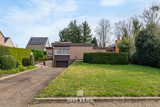 Voor meer info en foto’s, surf naar www.swevers.be – Instapklare open bebouwing op een mooi perceel van 843 m² in Koersel, waar ruimte, comfort en een praktische indeling mooi samenkomen. Deze woning uit 1965, gelegen in de Reigerstraat 17, biedt een bewoonbare oppervlakte van 140 m² en beschikt over een vernieuwde badkamer uit 2016. De inkomhal geeft toegang tot de verschillende leefruimtes. Centraal in de woning ligt de lichtrijke woonkamer van 26,42 m², met aansluitend een gezellige zithoek. De praktische keuken van 9 m² staat in directe verbinding met de leefruimte, wat zorgt voor een vlotte circulatie. Verder is er nog een extra kamer die vandaag ingericht is als ontbijthoek, maar ook perfect kan dienen als bureau, hobbyruimte of speelkamer. Vanuit deze ruimte is er toegang tot het terras. Via de nachthal bereik je drie slaapkamers van 9 m², 9 m² en 15,75 m². De badkamer is uitgerust met een ligbad en wastafel, en het toilet is apart voorzien. Extra troeven zijn de kelder van 30 m² met meerdere praktische ruimtes en de garage van 16 m². De oostgerichte tuin biedt veel ochtend- en voormiddagzon en vormt een fijne buitenruimte om verder naar eigen smaak in te richten. Bovendien woon je hier op een gunstige locatie, met winkels op 90 meter, openbaar vervoer op 36 meter, scholen, restaurants en ontspanning in de nabije omgeving, en een vlotte verbinding naar de snelweg op 5,6 km. Een ideale woning voor wie op zoek is naar een verzorgde gezinswoning met potentieel. Voor meer informatie, bel 011 255 155. Bron bewoonbare oppervlakte: EPC – verslag.
