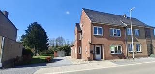 <p><span>Charmante halfopen woning met uitzonderlijk ruime tuin in Maasmechelen (Boorsem)</span></p><p><span>Deze karaktervolle halfopen bebouwing uit 1955 biedt een uitstekende basis voor wie op zoek is naar ruimte, rust en mogelijkheden. De woning is gelegen op een perceel van maar liefst </span><span>14a02ca</span><span> en beschikt over een bewoonbare oppervlakte van circa 145 m².</span></p><p><span>Via de inkomhal betreedt u het gelijkvloers, waar u wordt verwelkomd in een ruime leefruimte. Aansluitend vindt u de keuken, een praktische berging en een apart gastentoilet.<br />Op de bovenverdieping bevinden zich drie volwaardige slaapkamers en een badkamer. Verder beschikt de woning over een kleine kelder en een aparte garage.</span></p><p><span>Achteraan geniet u van een aangenaam terras met een prachtig open zicht op de uitzonderlijk ruime tuin een absolute troef voor tuinliefhebbers, gezinnen of iedereen die graag buiten vertoeft. Vooraan is er bovendien ruime parkeergelegenheid.</span></p><p><span>De woning wordt verwarmd via verwarming op mazout, en de elektrische installatie is niet conform.</span></p><p><span>Gelegen in het charmante Maasdorp Boorsem, combineert deze woning een rustige, groene omgeving met een vlotte bereikbaarheid. Zowel autosnelwegen als het Nationaal Park Hoge Kempen bevinden zich in de directe nabijheid.</span></p><p><span>Een woning boordevol potentieel op een uitstekende ligging!</span></p><p><span> </span></p><p><span>“Dit pand kan onderhevig zijn aan de renovatieverplichting die door de Vlaamse overheid wordt opgelegd voor residentiële gebouwen. Consulteer voor meer informatie de website van het Vlaams Energie- en Klimaatagentschap via <span>https://www.energiesparen.be/renovatieverplichting-residenti%C3%ABle-gebouwen-2023</span></span><span>”</span></p><p><span> </span></p><p><span>Meer info of graag een bezichtiging? Neem contact op met Iris via Carolien<span>@jemar.be</span></span><span> of 0484357067.</span></p><p><span> </span></p><p><span> </span></p><p><span> </span></p>