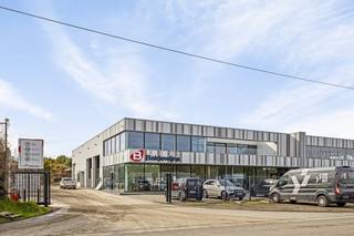 Disposition :- 6 bureaux- cuisine- toilettes- salle de réunion - Chaque bureau peut être verrouillé séparément et doté d'un code d'accès- Local de rangement/technique - 2 entrées - Places de stationnement pour visiteurs