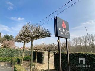 <p><span>Welkom bij een uniek pand in Bekkevoort, een oase van mogelijkheden en elegantie. Deze veelzijdige locatie is ideaal voor ondernemers die op zoek zijn naar een exclusieve plek om hun zaak uit te bouwen. </span></p><p><span> </span></p><p><span>Bij aankomst wordt u verwelkomd door een discrete aangelegde oprijlaan, wat zorgt voor een intieme en serene sfeer. De parking is royaal, met voldoende parkeergelegenheid om het comfort van uw klanten te garanderen.</span></p><p><span> </span></p><p><span>Een van de opvallende kenmerken van dit pand is de moderne en stijlvolle binnenzwembadruimte, compleet met grote raampartijen (die volledig open kunnen) die uitkijken op de prachtig onderhouden tuin/patio. Dit nodigt uit tot ontspanning en luxe, wat een meerwaarde biedt aan elke ondernemer die een unieke ervaring wil bieden aan zijn klanten.</span></p><p><span> </span></p><p><span>Daarnaast beschikt het pand over een sfeervolle lounge- en barruimte, subtiel verlicht en met een eigentijdse flair, ideaal voor evenementen of een exclusieve clubsetting. De aandacht voor detail en het gebruik van hoogwaardige materialen straalt door in elke hoek van deze ruimte. </span></p><p><span> </span></p><p><span>Het wellnessgedeelte omvat een uitnodigende sauna en jacuzzi, perfect voor klanten die op zoek zijn naar rust en onthaasting. Deze faciliteiten zijn ideaal voor een bloeiende wellness- of spa onderneming.</span></p><p><span> </span></p><p><span>Met zijn strategische en super logistieke ligging en veelzijdige indeling biedt dit pand een uitstekende gelegenheid voor een breed scala aan zakelijke activiteiten. Of u nu een chique spa, een exclusieve club of kamerverhuur wilt starten, dit pand biedt de perfecte setting. Bovendien is er nog een lopende uitbatingsvergunning!</span></p><p><span> </span></p><p><span>Beleef de mogelijkheden en laat uw ondernemersdroom werkelijkheid worden in dit opmerkelijke pand in het hart van Bekkevoort.</span></p><p><span> </span></p><p><span>Ps. Het is ook mogelijk dit pand te kopen via aandelenverkoop van de BV. </span></p><p><span>De BV is louter een patrimoniumvennootschap waarin enkel het onroerend goed (handelspand) vervat zit. </span></p><p><span>Uw boekhouder zal u ongetwijfeld de voordelen ervan toelichten. </span></p><p><span>Wij sommen ze nog even voor u op:</span></p><p><span>+ Geen overname;</span></p><p><span>+ Aandelenkoop zonder registratierechten;</span></p><p><span>+ Geen notariskosten;</span></p><p><span>+ Schuldenvrije BV(bevat enkel het onroerend goed).</span></p><p><span> </span></p><p><span>Vraagprijs:</span></p><p><span>- Aankoop volle eigendom onder registratierechten = 649.000€ excl. kosten koper</span></p><p><span>- Aankoop onder de vorm van aandelen = 345.000€ excl. kosten koper</span></p><p><span> </span></p><p><span> </span></p><p><span>Kom de mogelijkheden ontdekken en contacteer ons voor meer informatie en een bezoek op www.immodiest.be of 013/31.25.22. </span></p><p><span> </span></p><p><span> </span></p>
